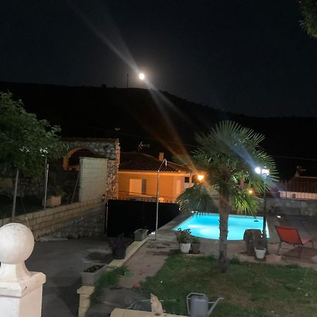 Apartamento Con Piscina Chiloeches Exterior foto